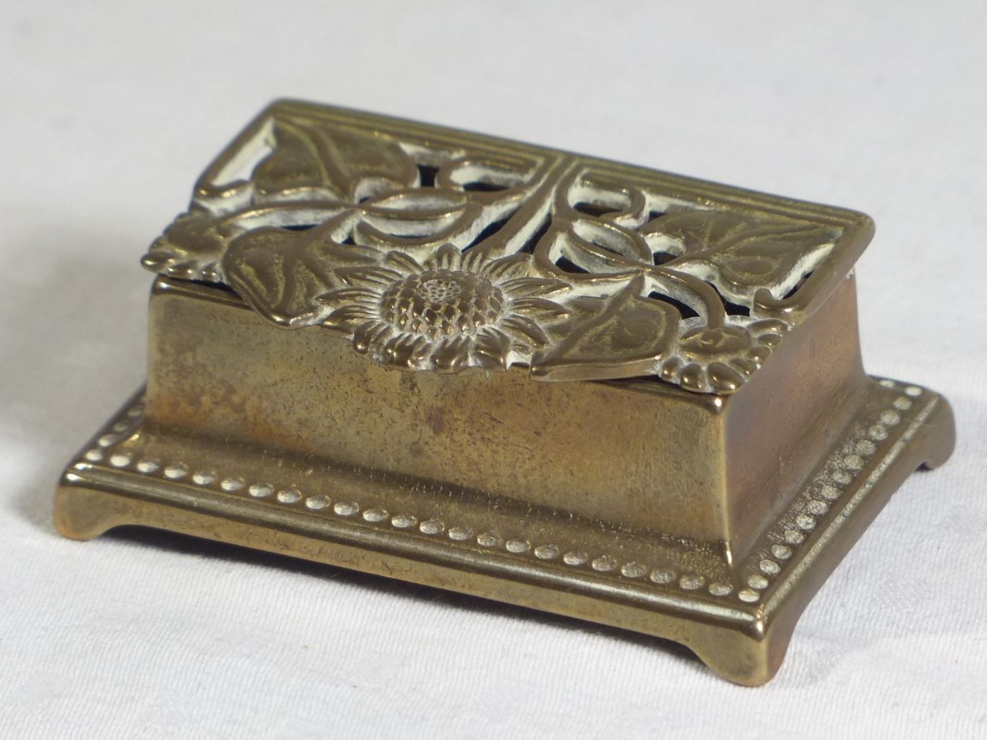 Tutte le decorazioni: Briefmarkenspender mit Jugendstil Sonnenblumen Dekor – Usato da Zürich venduto da botschinski