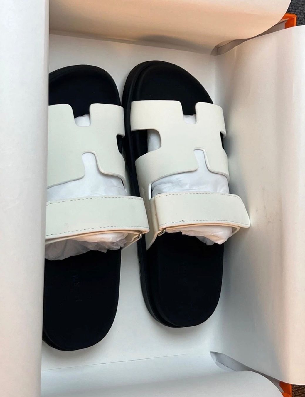 Hermès Damenschuhe: Sandale Chypre Hermes White/Black – Neu und originalverpackt aus Courrendlin von Lw_Resell 1