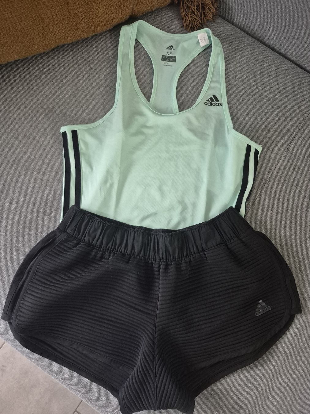 Adidas Lots de vêtements: Ensemble Adidas XS/S – Neuf (Voir description) à St-Pierre-Clages par _RV