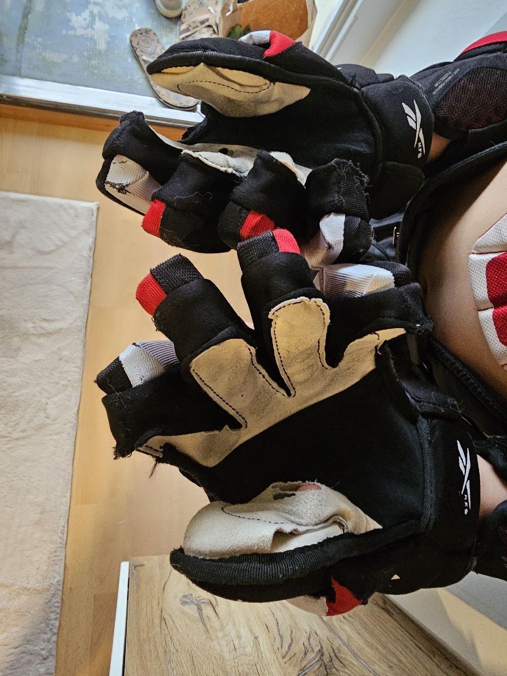 Kleiderpakete: used set of hockey – Gebraucht aus Leysin von Mr.Matthew 4