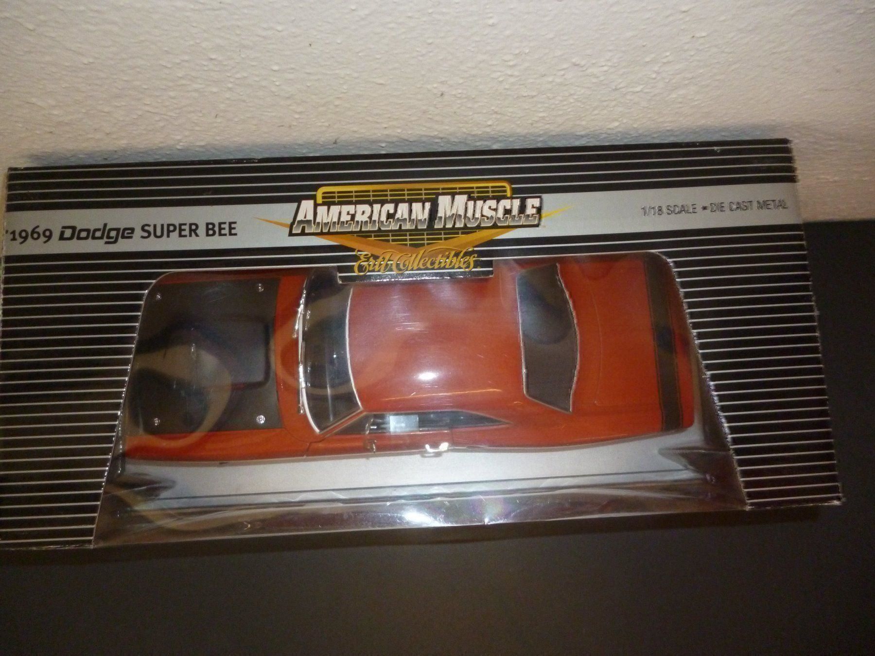 Dodge Modellini d'auto: Dodge Super-Bee 1969 1:18 – Nuovo e nell'imballaggio originale da Niederwil SG venduto da Kaicorner03 1