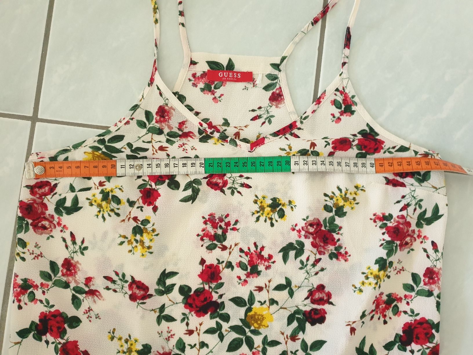 Guess T-shirt: Guess top L, neuf, jamais porté,  polyester 97% – Nuovo (secondo la descrizione) da Neuchâtel venduto da Verenas12 3
