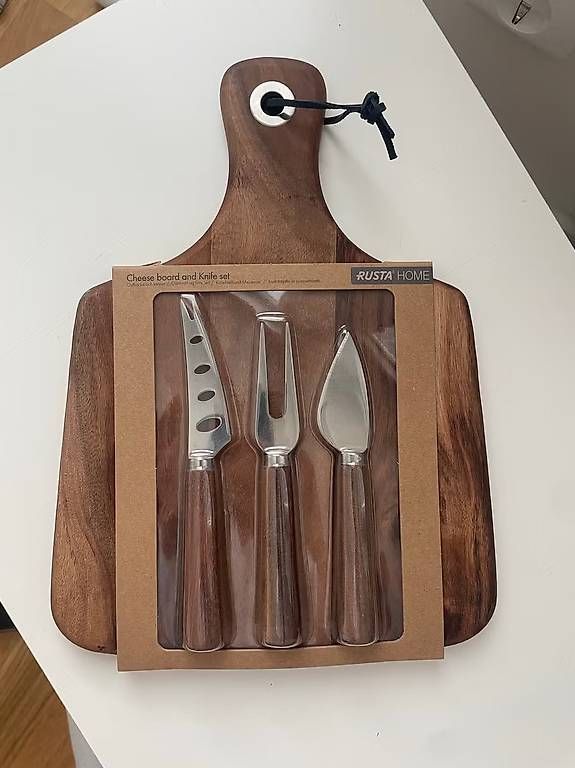 Piatti di portata: Käsebrett mit 3 Käsemessern Geschenkset – Nuovo e nell'imballaggio originale da Zürich venduto da ale_xxz7