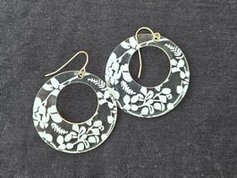 Ohrringe Kreolen rund transparent /weiss Blumen