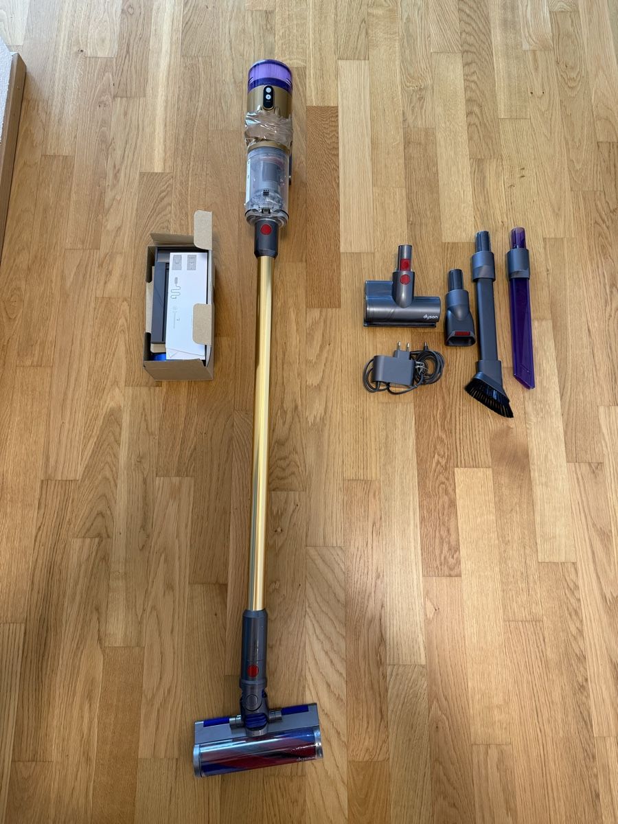 Dyson Staubsauger & Zubehör: Dyson Staubsauger inkl Zubehör – Gebraucht aus Recherswil von Noname1