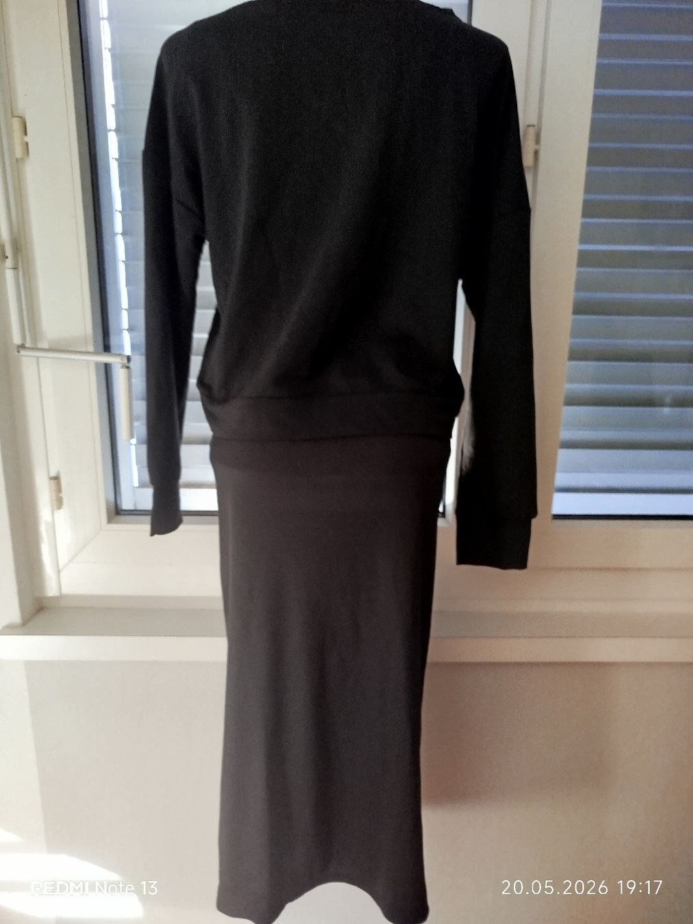 Lotti di vestiti: Elastisches Kleid-Set mit Sweatshirt, Größe S  – Nuovo e nell'imballaggio originale da Wauwil venduto da Sanczeza 2