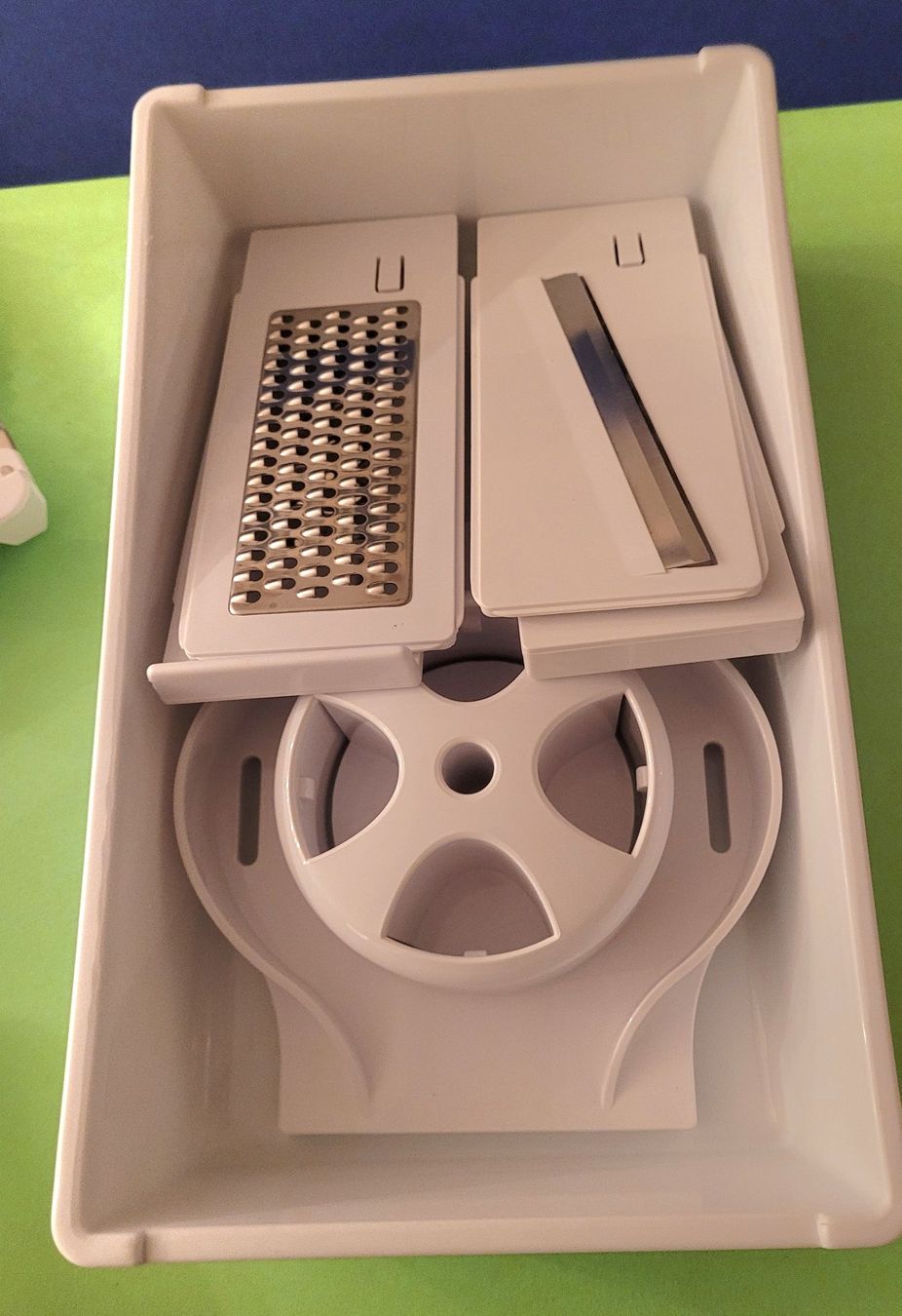 Elettrodomestici da cucina: Multireibe / Gemüseschneider mit Auffangschale und Deckel – Usato da Wohlen AG venduto da 1000-Ideen 1