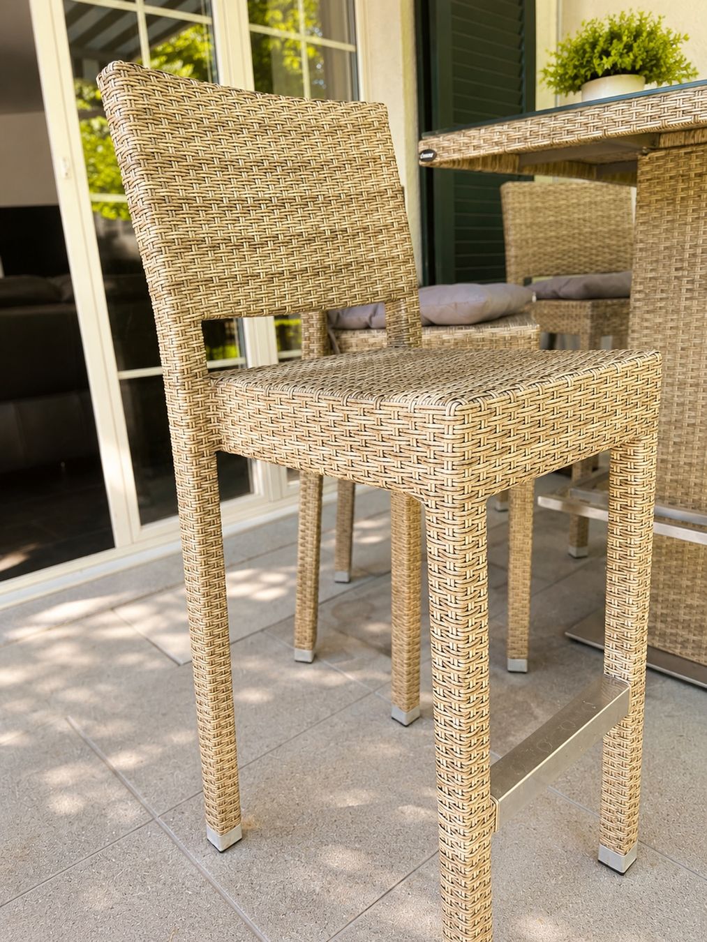 Set di tavolo e panche: Limare Gartenbar Set Polyrattan mit Glasplatte + 4 Barhocker – Usato da Winterthur venduto da Lalacla 2