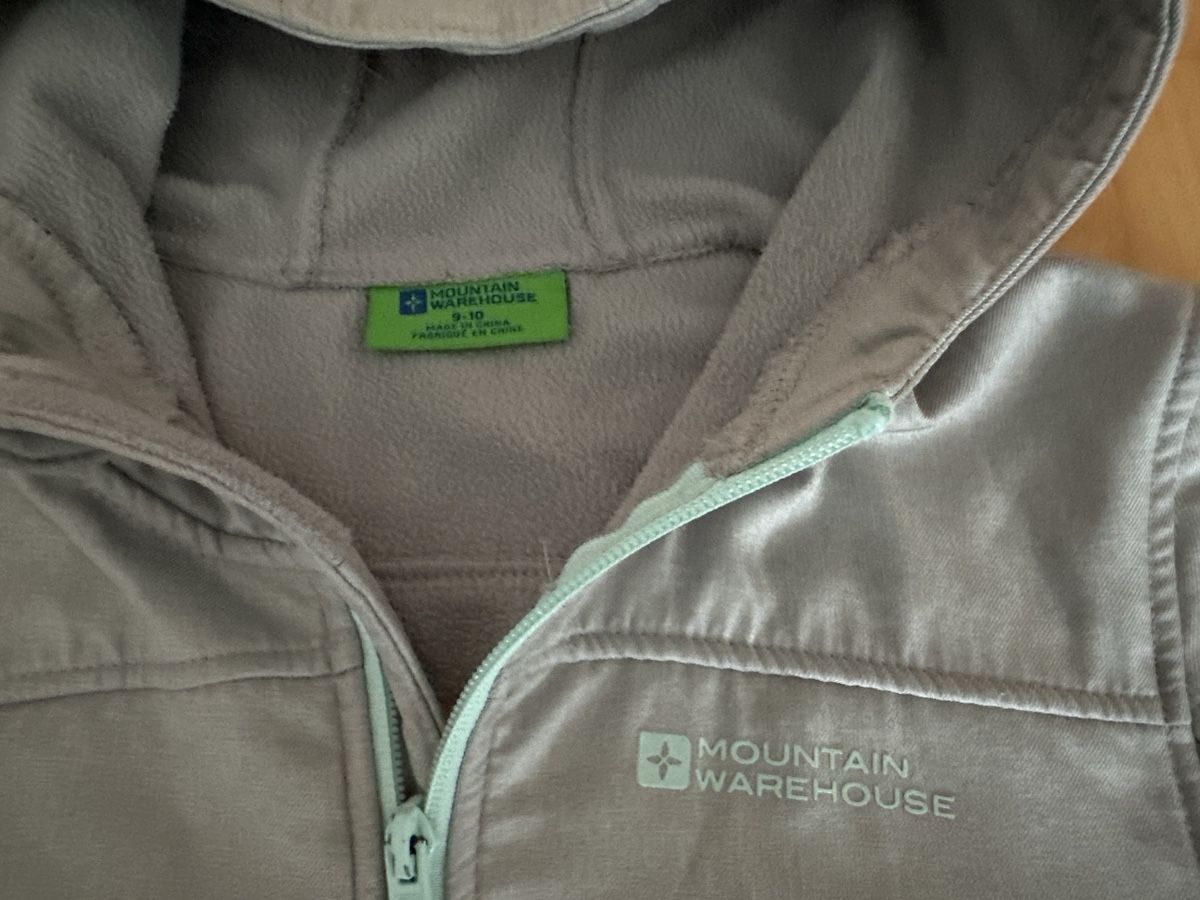 Giacche: Mountain Warehouse Softshell Jacke, Grau, 9-10 Jahre – Usato da Flawil venduto da savoypremium 1