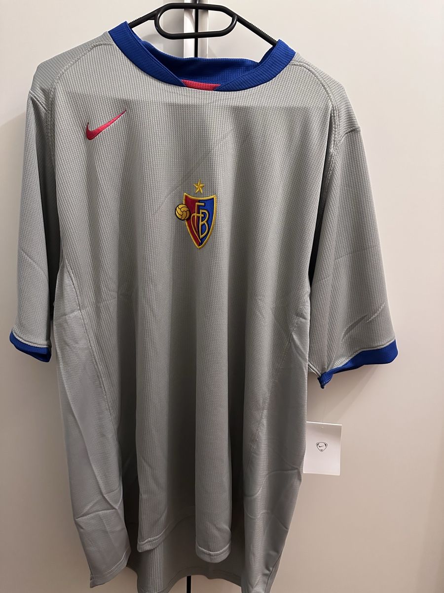 Nike Maillots de corps & Pantalons: FC Basel Vintage Away Trikot NEU!!! – Neuf avec emballage d'origine à Grellingen par Faebu7