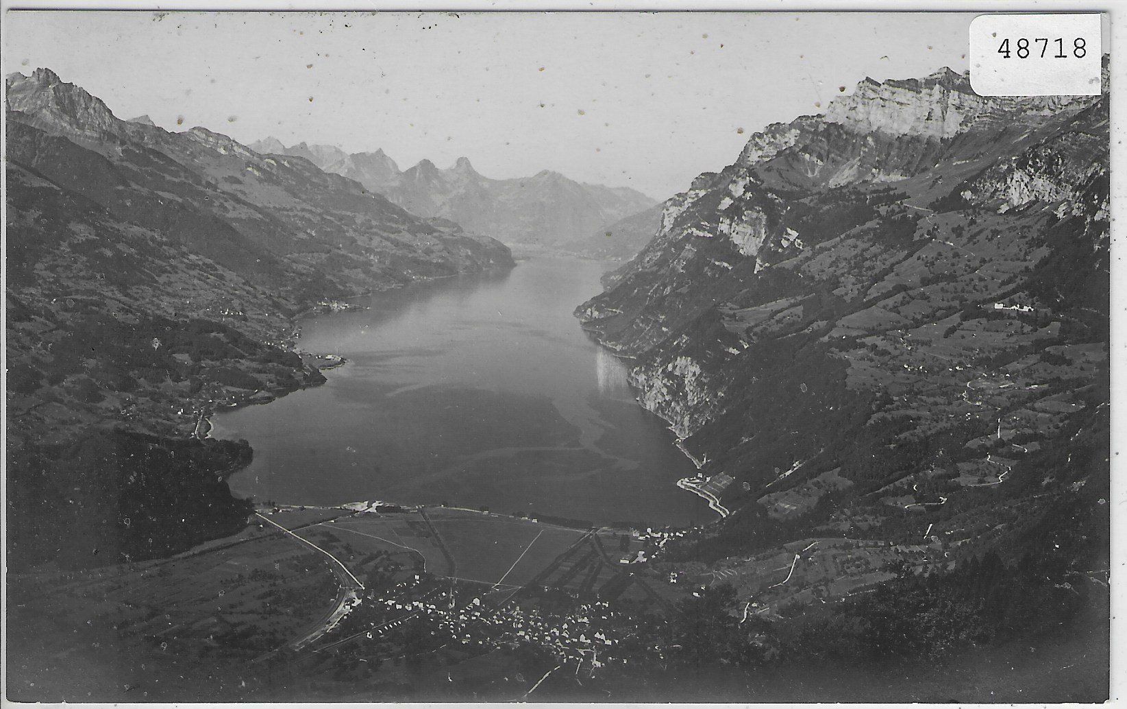 Cartoline postali: Walensee mit Walenstadt – Usato da Ettingen venduto da Kartenplanet