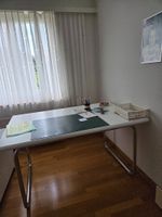 Schreibtisch im Bauhaus-Stil mit Chromgestell