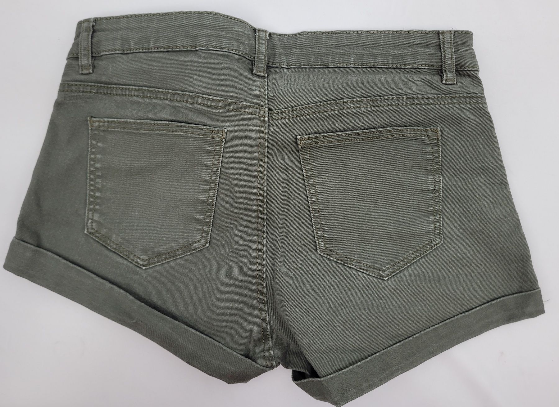 H&M Hosen: H&M MINI SHORT KAKI – Gebraucht aus Lausanne von PlusValue_Lausanne 1