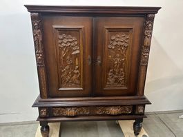 zweiteiliger Schrank Neorenaissance Stil Nussbaum