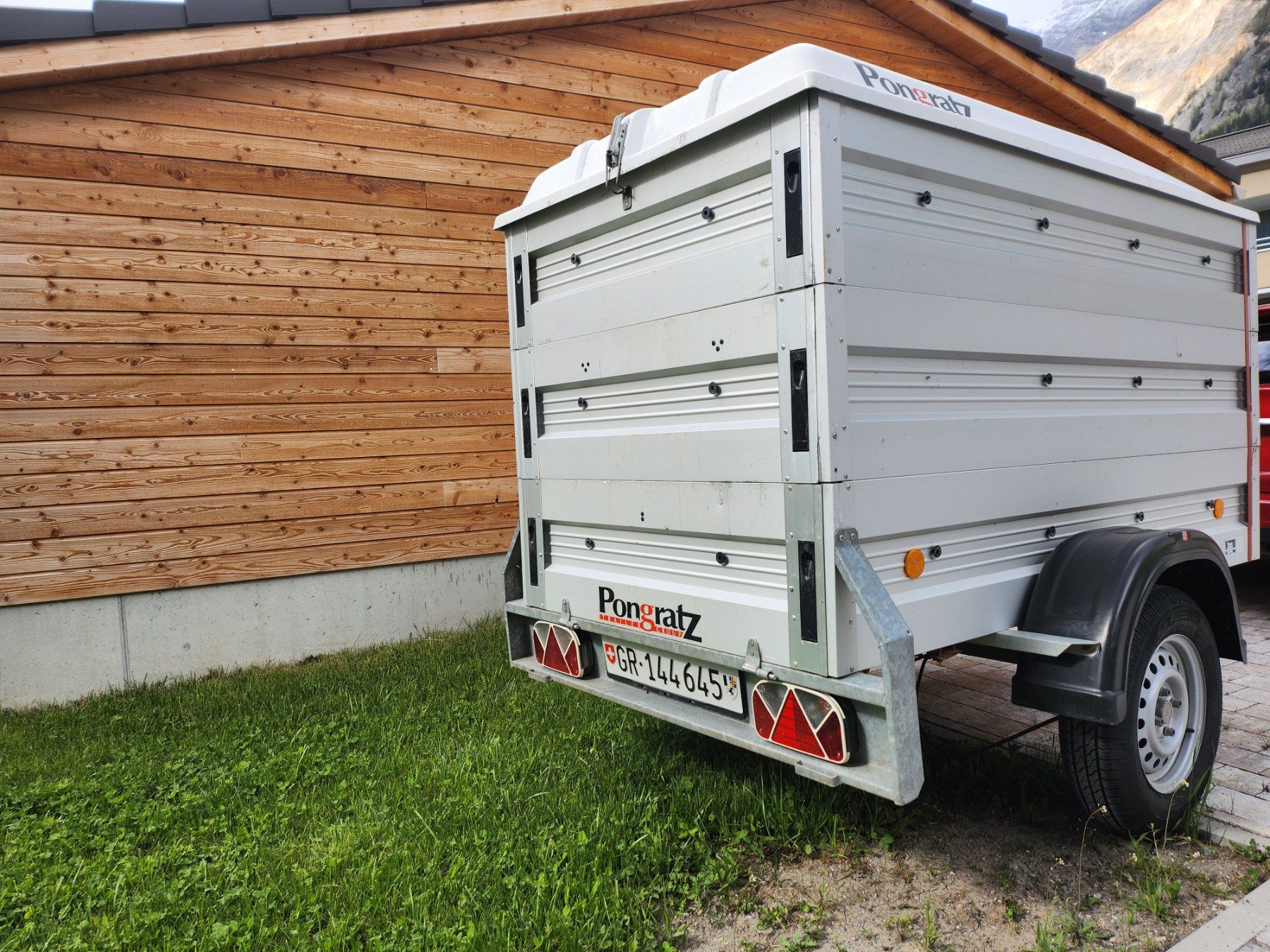 Pongratz Anhänger: Anhänger mit Aufbau – Gebraucht aus Lantsch/Lenz von GEBAPA 1