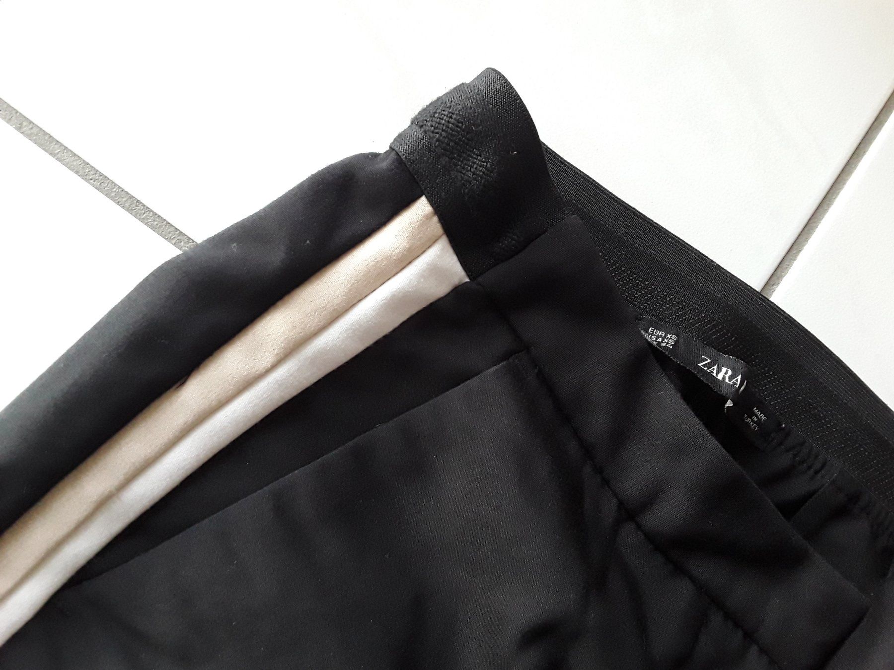 Pantaloni: Zara Basic Hosen XS – Usato da Heimberg venduto da Samprof 3