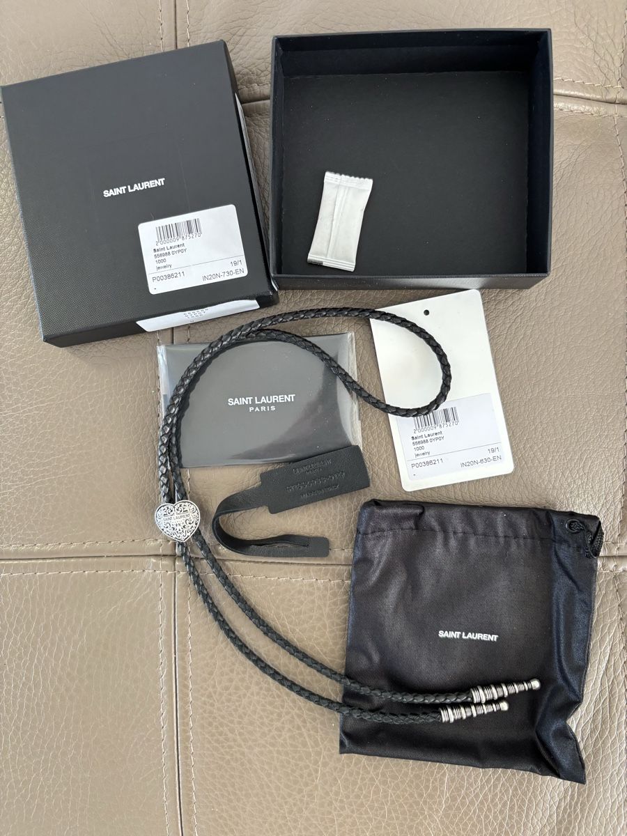 Saint Laurent Colliers: SAINT LAURENT Halsschmuck Leder NEU / 340 CHF – Neuf avec emballage d'origine à Tägerwilen par limolimo