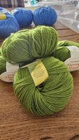 grüne, fast olivgrüne Merino Wolle