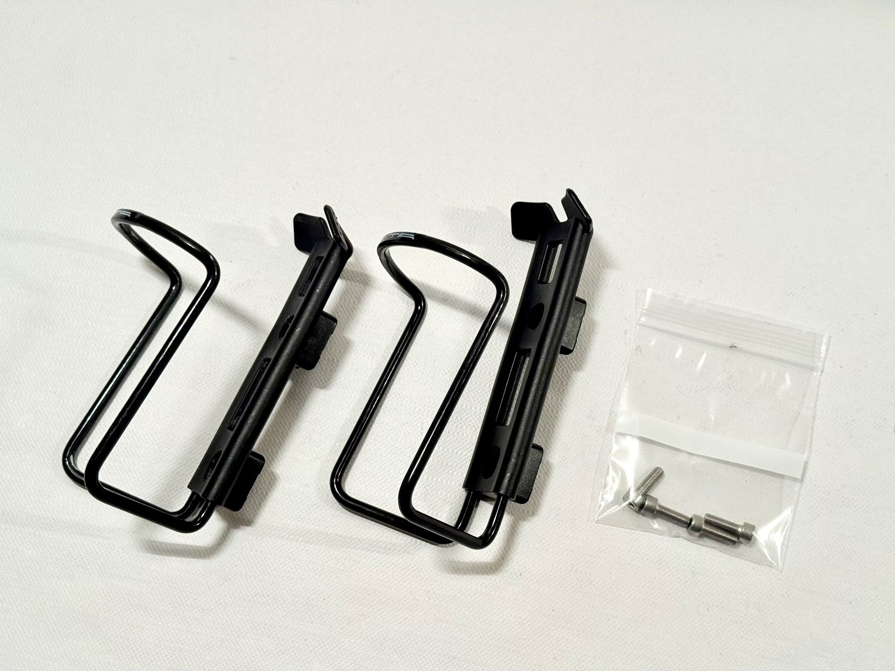 Pezzi di ricambio: Specialites Bottle Cage Flaschenhalter SET mit Schrauben – Usato da Luzern venduto da bikeandbeltcom 2
