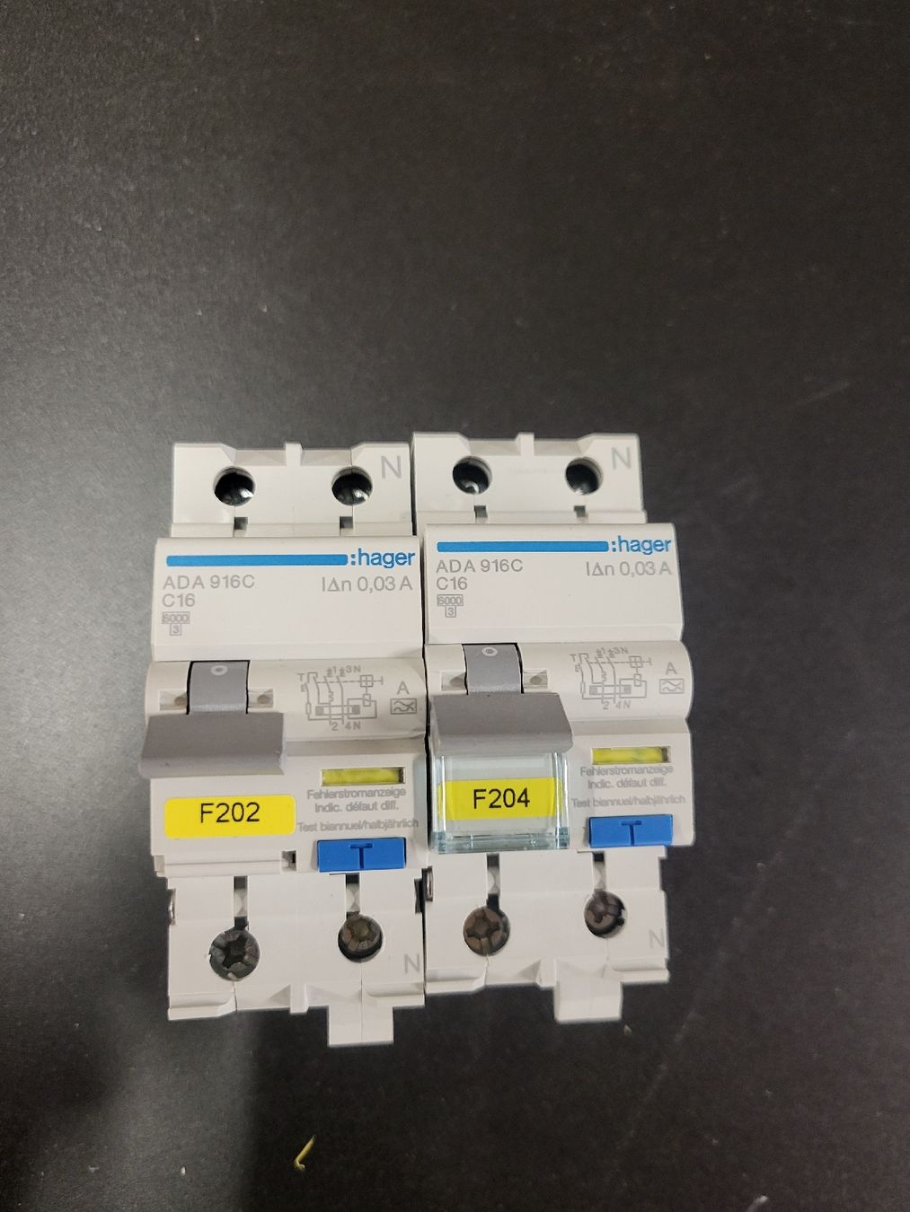 Hager Interruttori: 2er Set FILS C16A, 30mA, LN, Hager – Usato da Alpnach Dorf venduto da str_jdw2