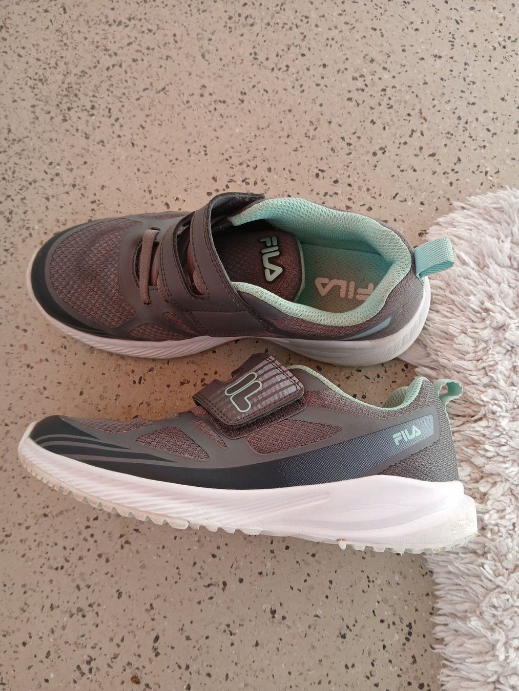Fila Scarpe per ragazze: Fila Turnschuhe Grösse 33 – Usato da Worb venduto da Osterthal 1