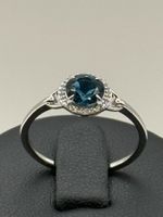 Bague en or blanc sertie d’un saphir et de diamants – T.56