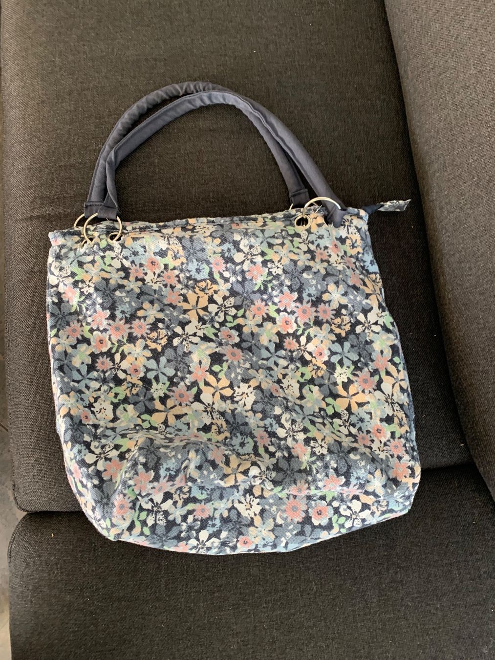 Taschen für Damen: Tolle Freizeittasche mind 24x34cm – Gebraucht aus Buelach von Joeggu0