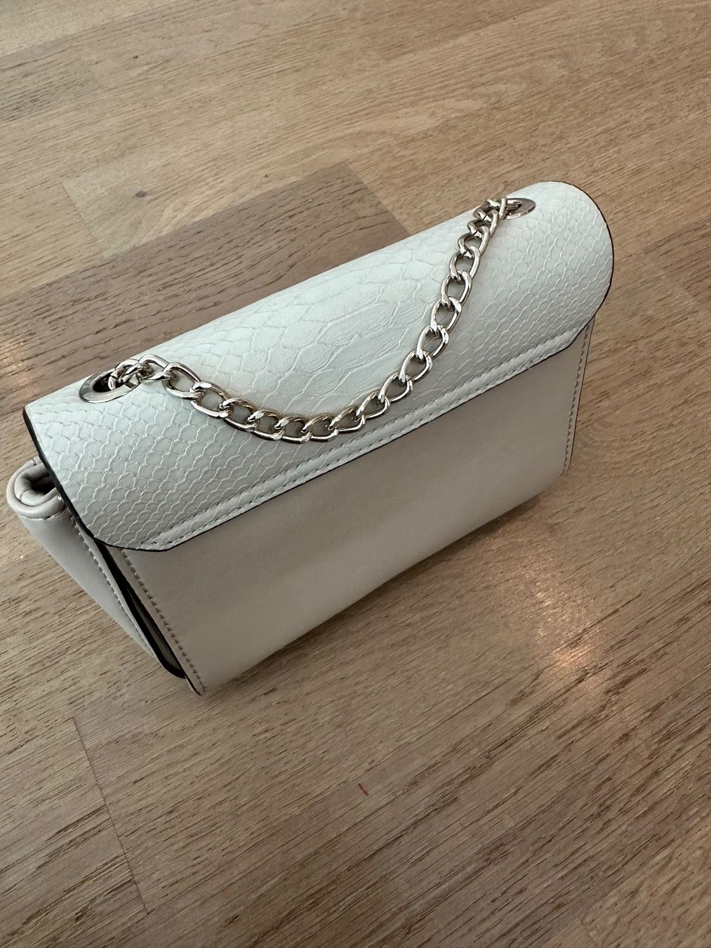 Guess Borse da donna: Guess Handtasche, neuwertig, weiss, Schlangenmuster Optik – Usato da Zug venduto da Lingyan 1