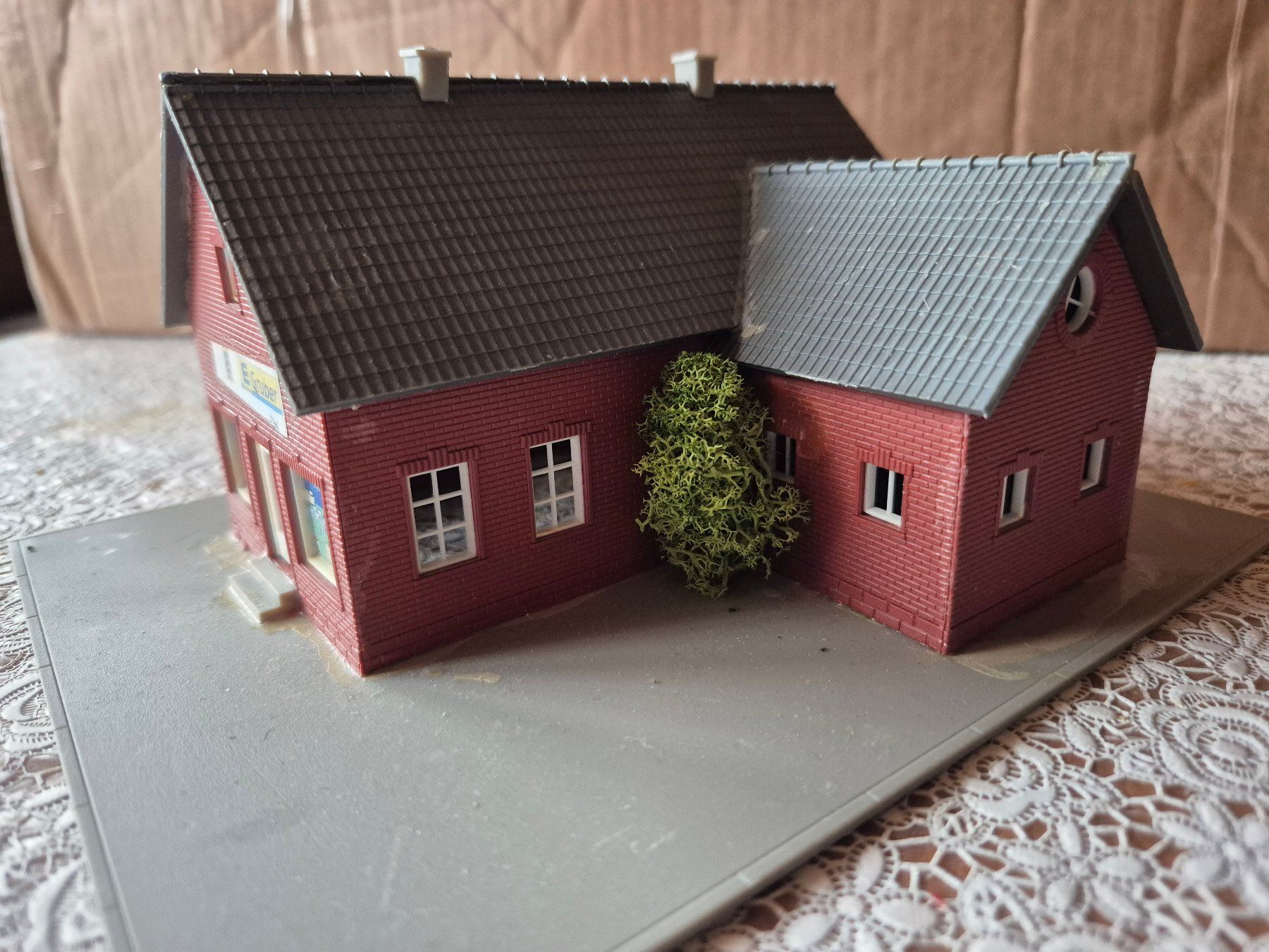 Vollmer Modelleisenbahnen: grosses Backsteinwohnhaus H0 – Gebraucht aus Bibern SH von streunekater