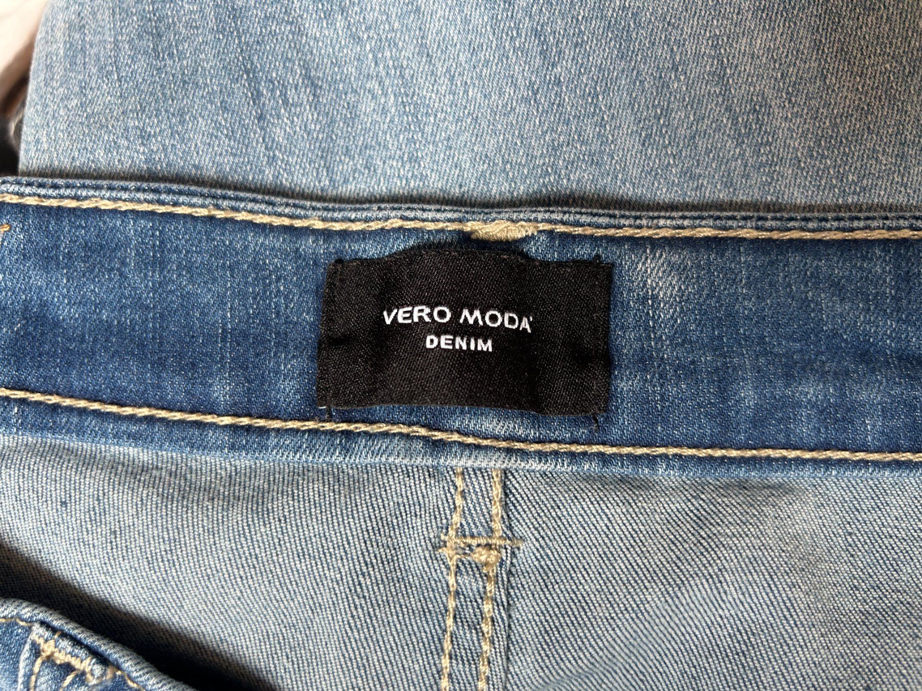 Vero Moda Jeans: Lot de deux jeans taille basse – Gebraucht aus Soyhières von Maponos 2