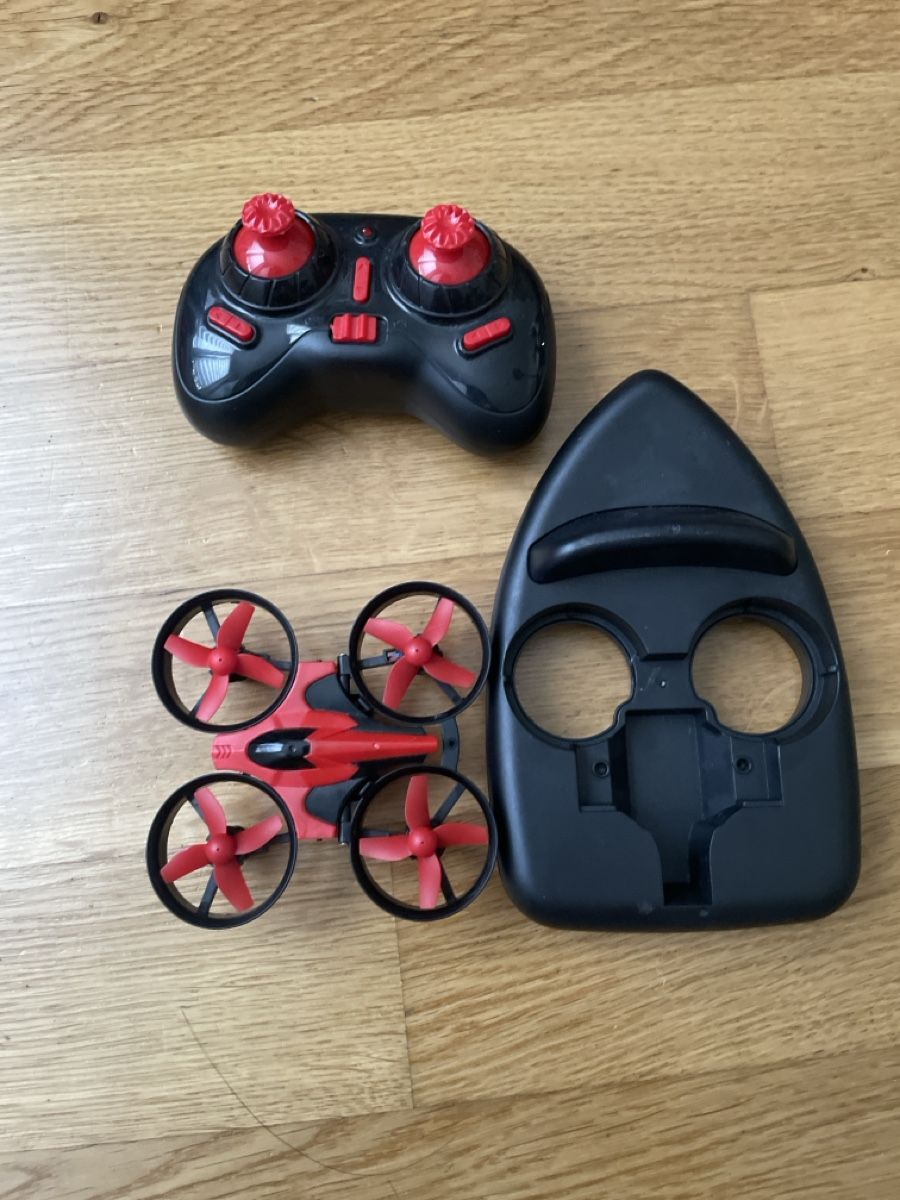 Giocattoli: Drone miniature rouge et noir avec télécommande – Usato da Genolier venduto da Tom0712