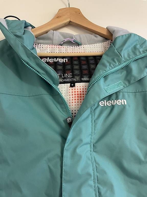 Vestes: Eleven Ski-/Snowboardjacke – D'occasion à Luzern par larissahaas 1