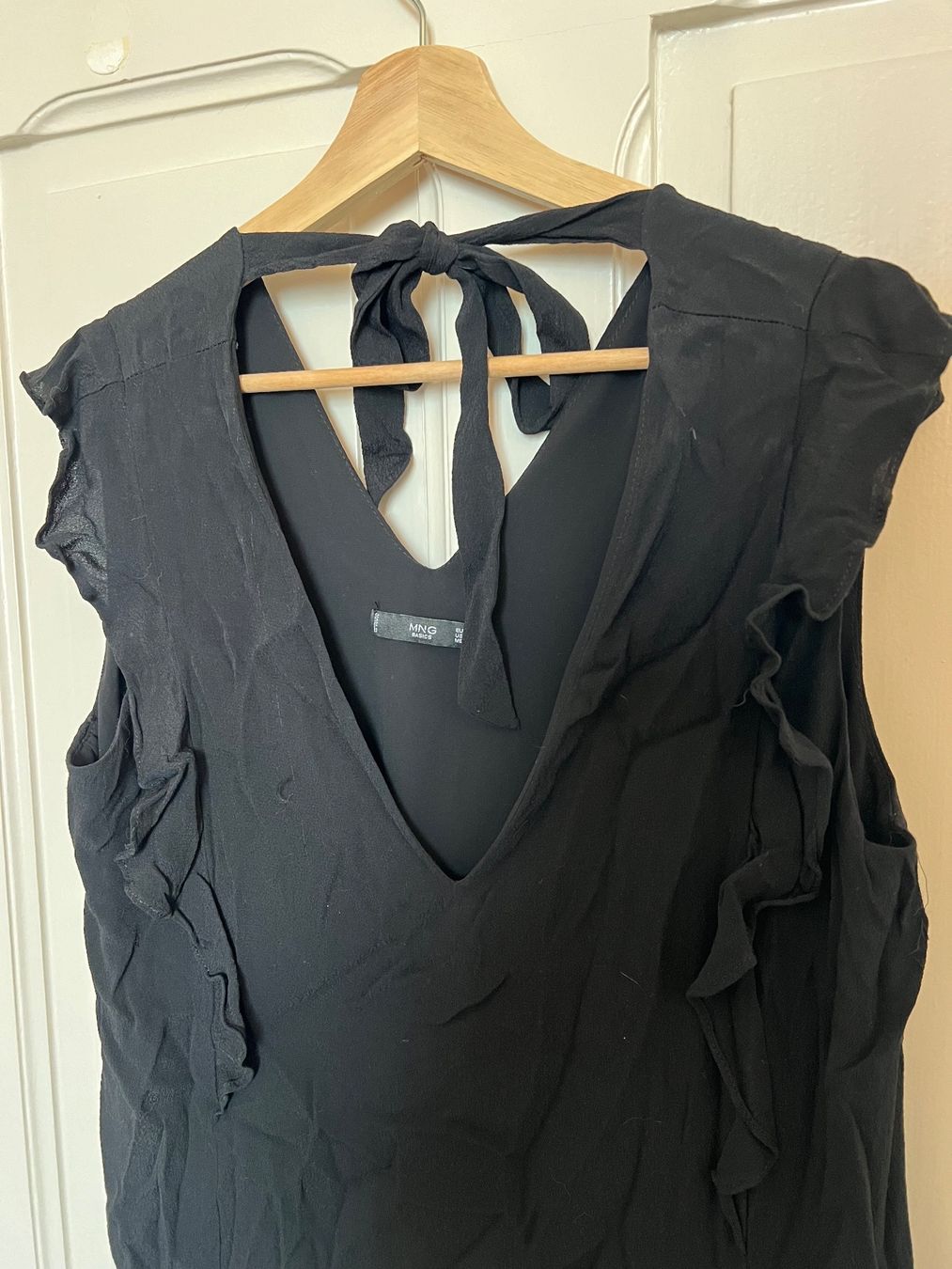 Mango Robes: Robe noire élégante avec volants, Mango – D'occasion à Neuchâtel par Thesebootsaremadeforwalking 2