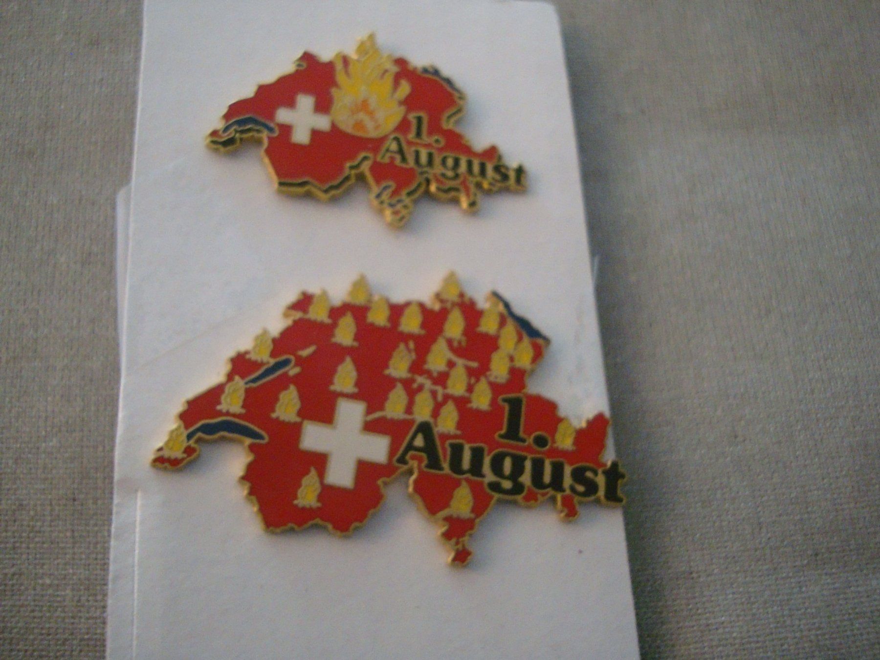 Plaquettes & Badges: 2 Pin - 1. August - Ohne Verschluss – D'occasion à Neuenegg par flohcante