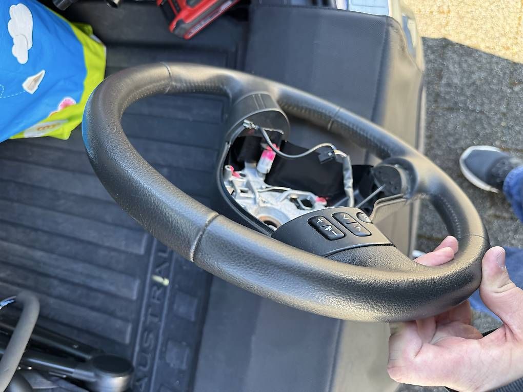 Tutti pezzi di ricambio auto: Lenkrad Toyota Corolla TS E12 Multifunktionstasten – Usato da Ehrendingen venduto da Veiga 2