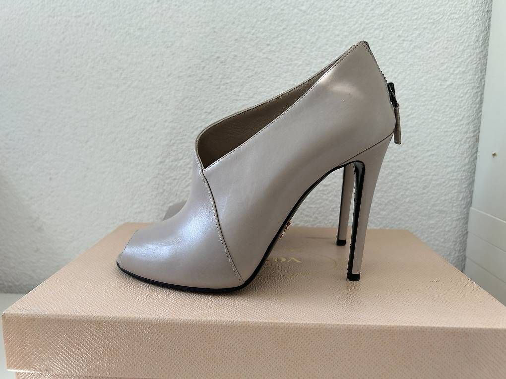 Prada Scarpe da donna: Prada Leder High Heels Stiefeletten Boots Grau Gr. 37 – Usato da Kreuzlingen venduto da Bildschirm_Auge 1