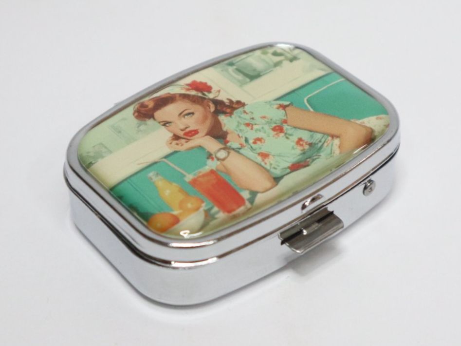 Sonstige Kosmetik & Pflege: Metall Pillendose Pin-Up – Neu (gemäss Beschreibung) aus Eschenbach SG von Astalavista 1