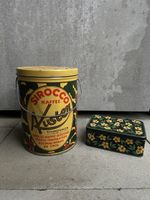 Blechdose Sirocco Kaffee und eine Dose mit Blumenmuster