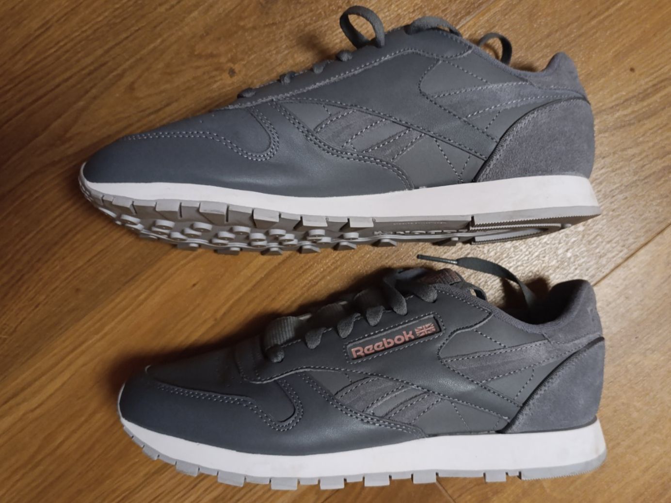 Reebok Scarpe da donna: Sneaker Reebok Classic, Grösse 40, grau – Usato da Silvaplana venduto da Suomi3101 3
