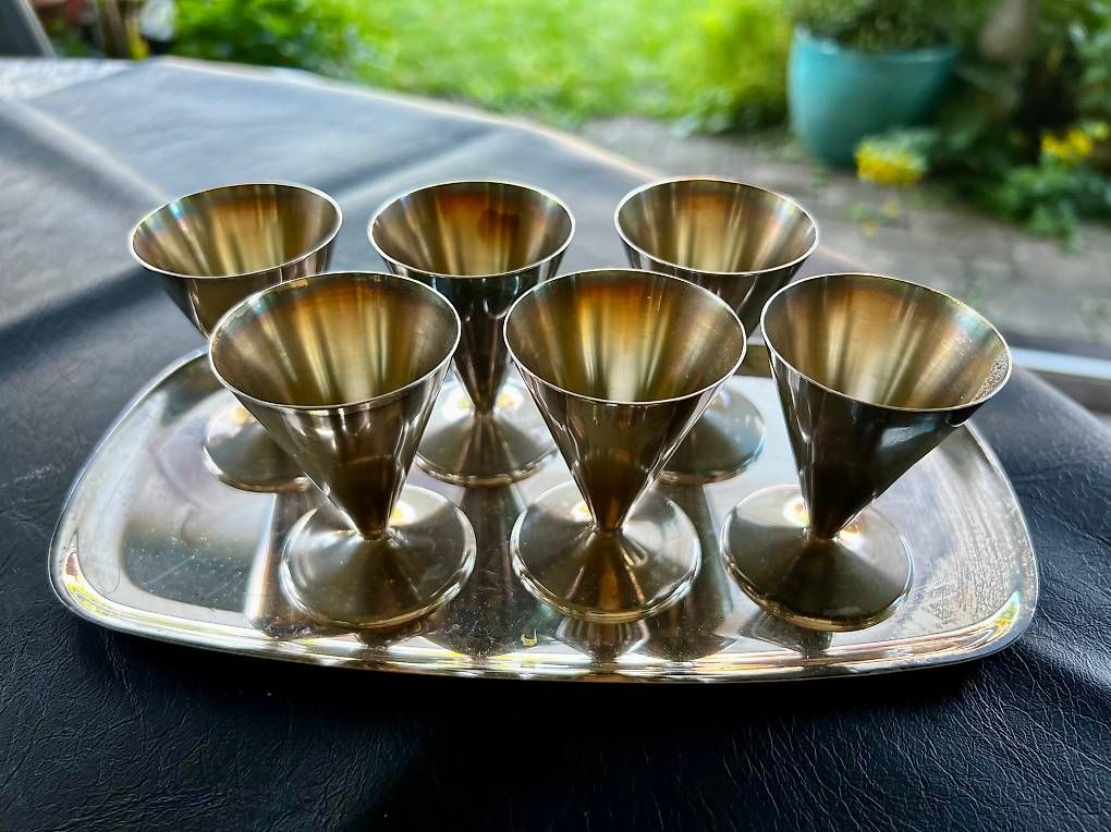 Set di piatti: Likörbecher mit Servicetablett Vintage. Versilbert? – Usato da Hinwil venduto da vibi55