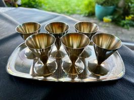Likörbecher mit Servicetablett Vintage. Versilbert?