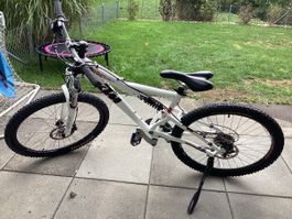 Mountainbike KTM Fully weiss Shimano Schaltung gebraucht