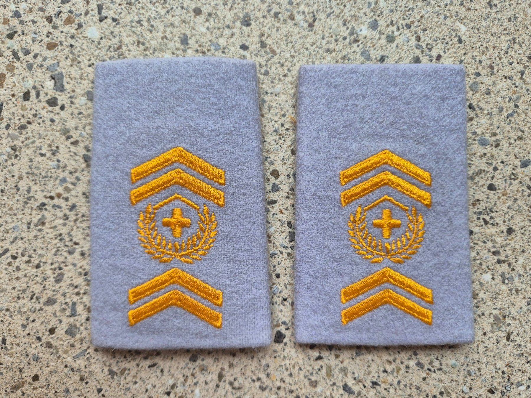 Schweizer Armee Placchette & Badge: Gradabzeichen Patten Set Stabsadjutant Übermittlungstruppen – Nuovo e nell'imballaggio originale da Riedholz venduto da fr_sIruP