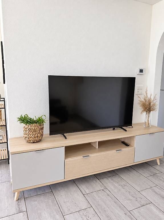 TV Möbel: Modernes TV-Möbel in Eichenoptik – Gebraucht aus Beinwil am See von dan_t5nr