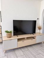 Modernes TV-Möbel in Eichenoptik