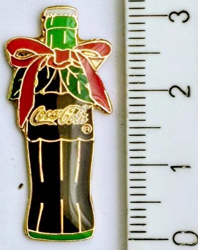 Coca-Cola Plaketten & Abzeichen: spezieller  Coca-Cola Flaschen Pin – Gebraucht aus Pfäffikon ZH von Colacity