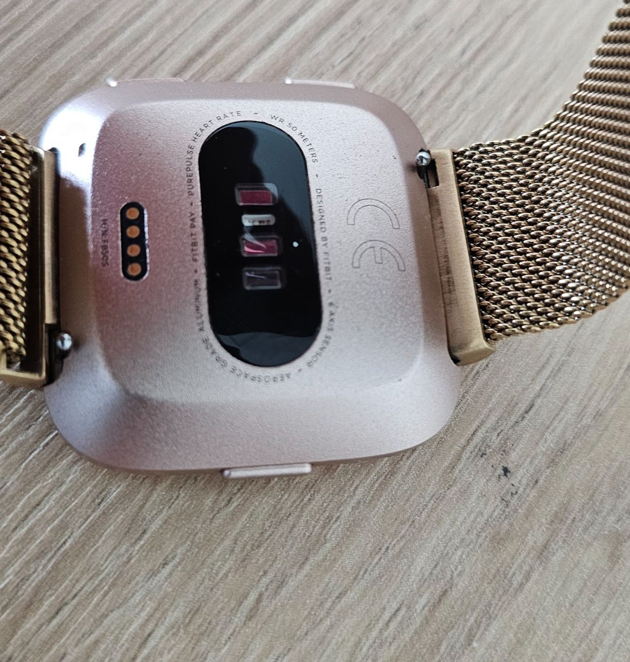 Fitbit Smartwatch: Fitbit Versa 1 Rosegold Smartwatch mit Ladekabel – Gebraucht aus Bellach von Corinne-Melanie 2