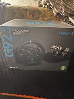 Volante Logitech con pedali