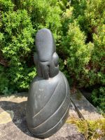 Steinskulptur, signiert