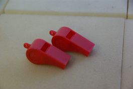 2x Trillerpfeife Kunststoff, rot
